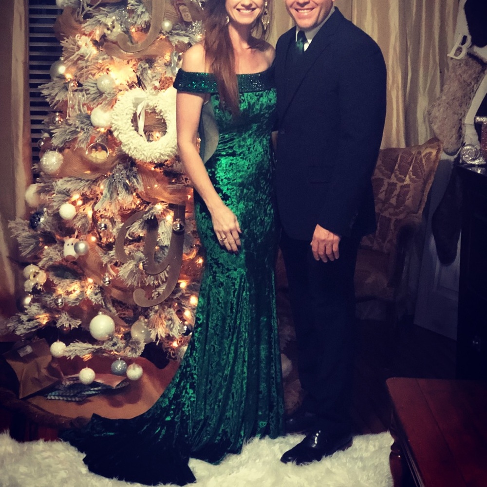 ABSOLUTELY STUNNING EMERALD GREEN VELVET GOWN